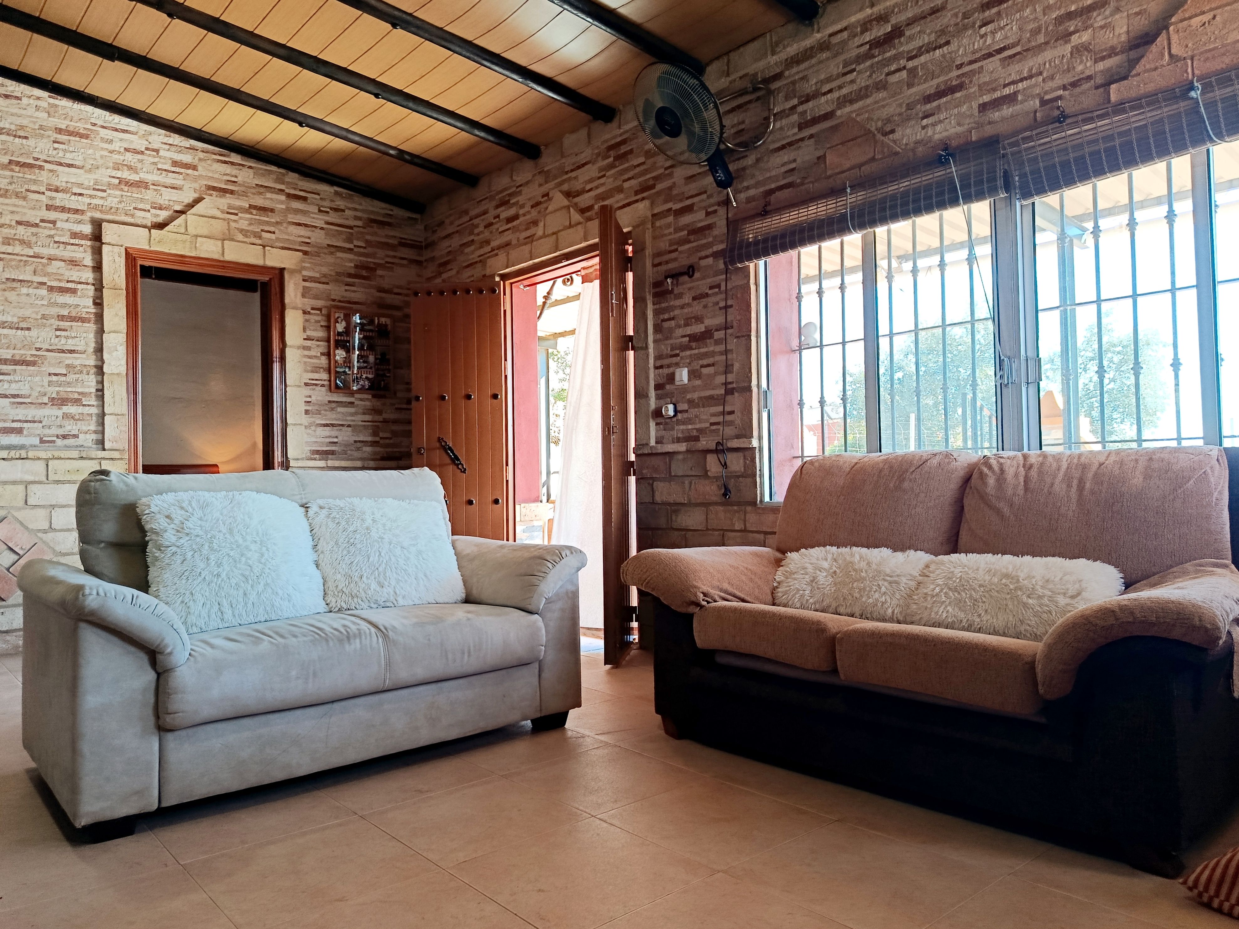 Sala de estar de Finca rústica en venta en Escacena del Campo con Terraza, Piscina y Alarma