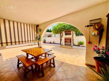 Detached house with pool for sale in URA 6