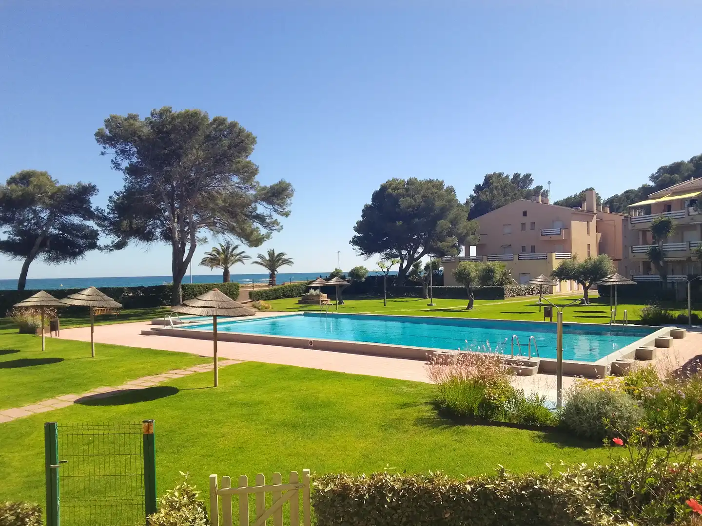 Piscina de Apartament en venda en Mont-roig del Camp amb Aire condicionat, Jardí privat i Terrassa