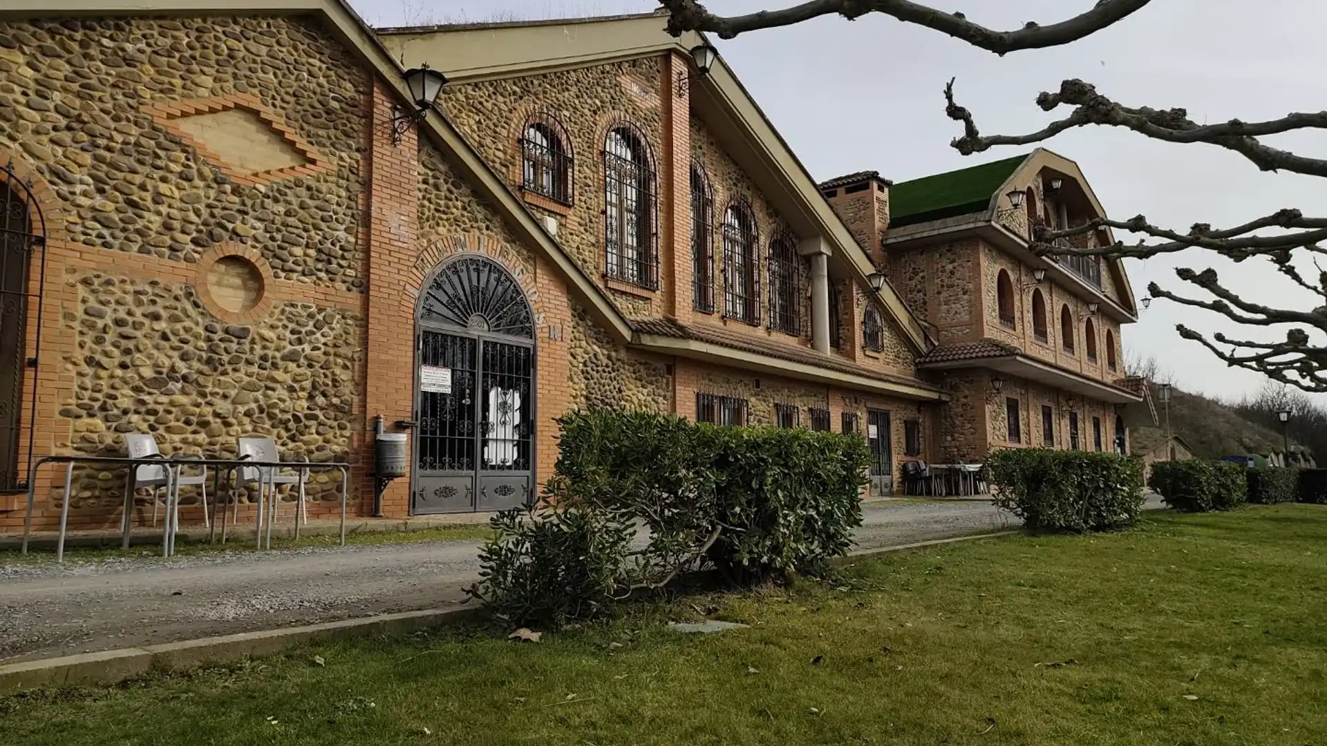 Vista exterior de Local en venda en Valdevimbre amb Aire condicionat, Calefacció i Parquet