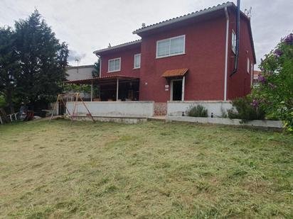 Vista exterior de Casa o xalet en venda en El Casar amb Calefacció, Jardí privat i Piscina comunitària