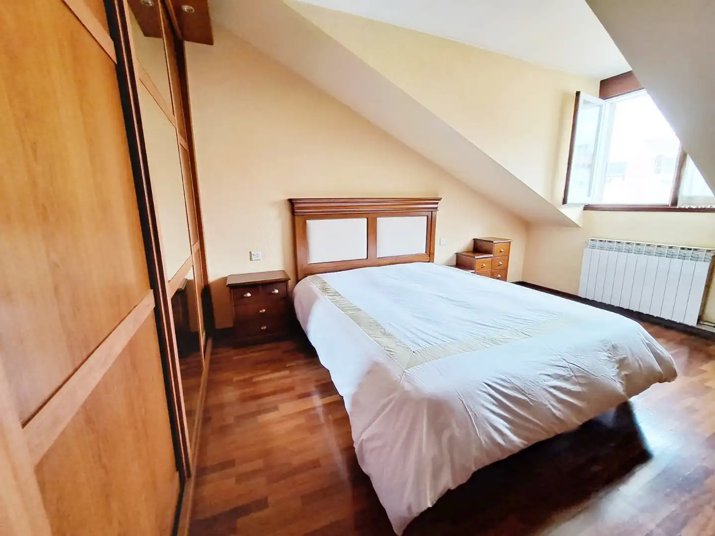Habitación de Apartamento en venta en Vitoria - Gasteiz con Calefacción, Trastero y Amueblado