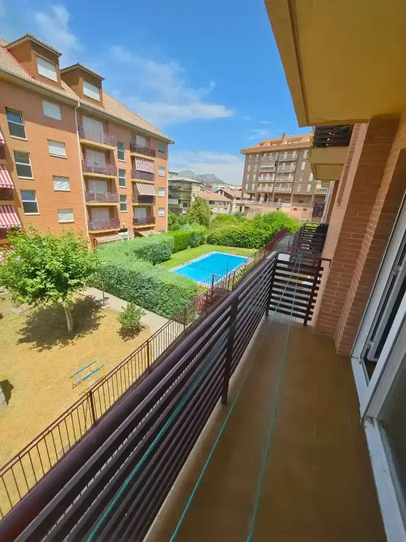 Vista exterior de Pis en venda en Béjar amb Jardí privat, Traster i Piscina