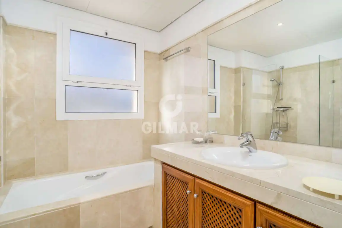 Badezimmer von Maisonette zum Verkauf in Sotogrande mit Heizung, Abstellraum und Schwimmbad