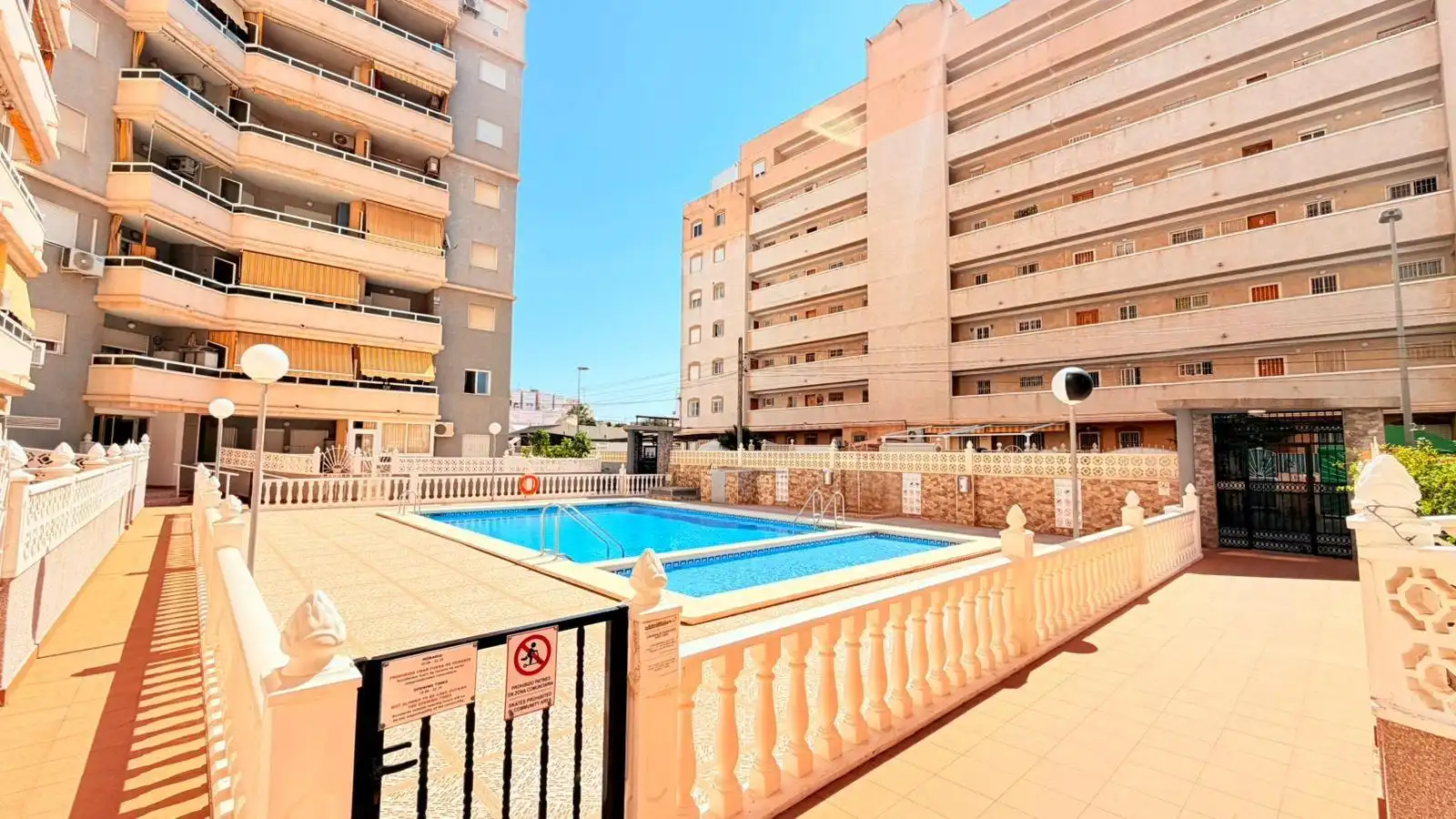 Piscina de Pis en venda en Torrevieja amb Calefacció, Terrassa i Moblat