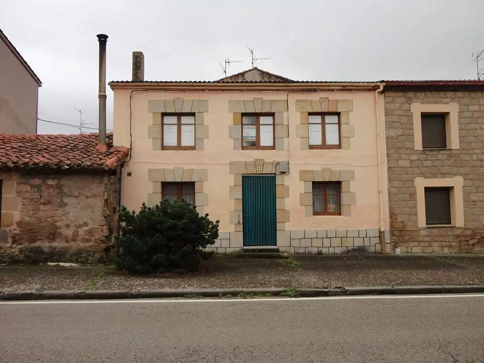 Vista exterior de Casa adosada en venda en Castrillo de la Reina amb Calefacció i Traster