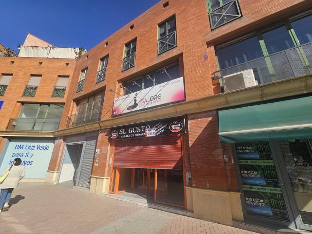 Local comercial en Alquiler en Vía Complutense en Caballería Española