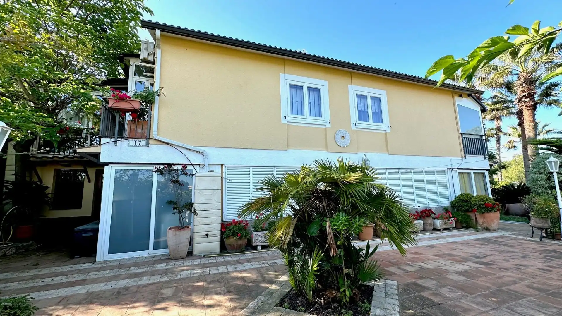 Vista exterior de Casa o xalet en venda en Lloret de Mar amb Aire condicionat, Jardí privat i Terrassa