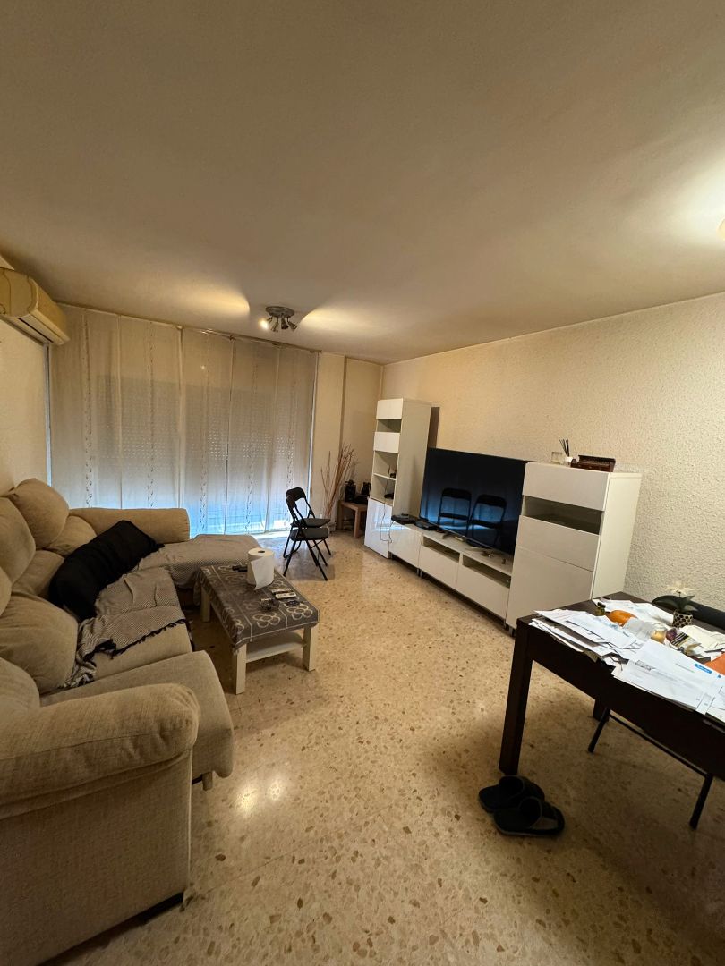 Sala d'estar de Pis en venda en Santa Coloma de Gramenet amb Aire condicionat, Calefacció i Traster