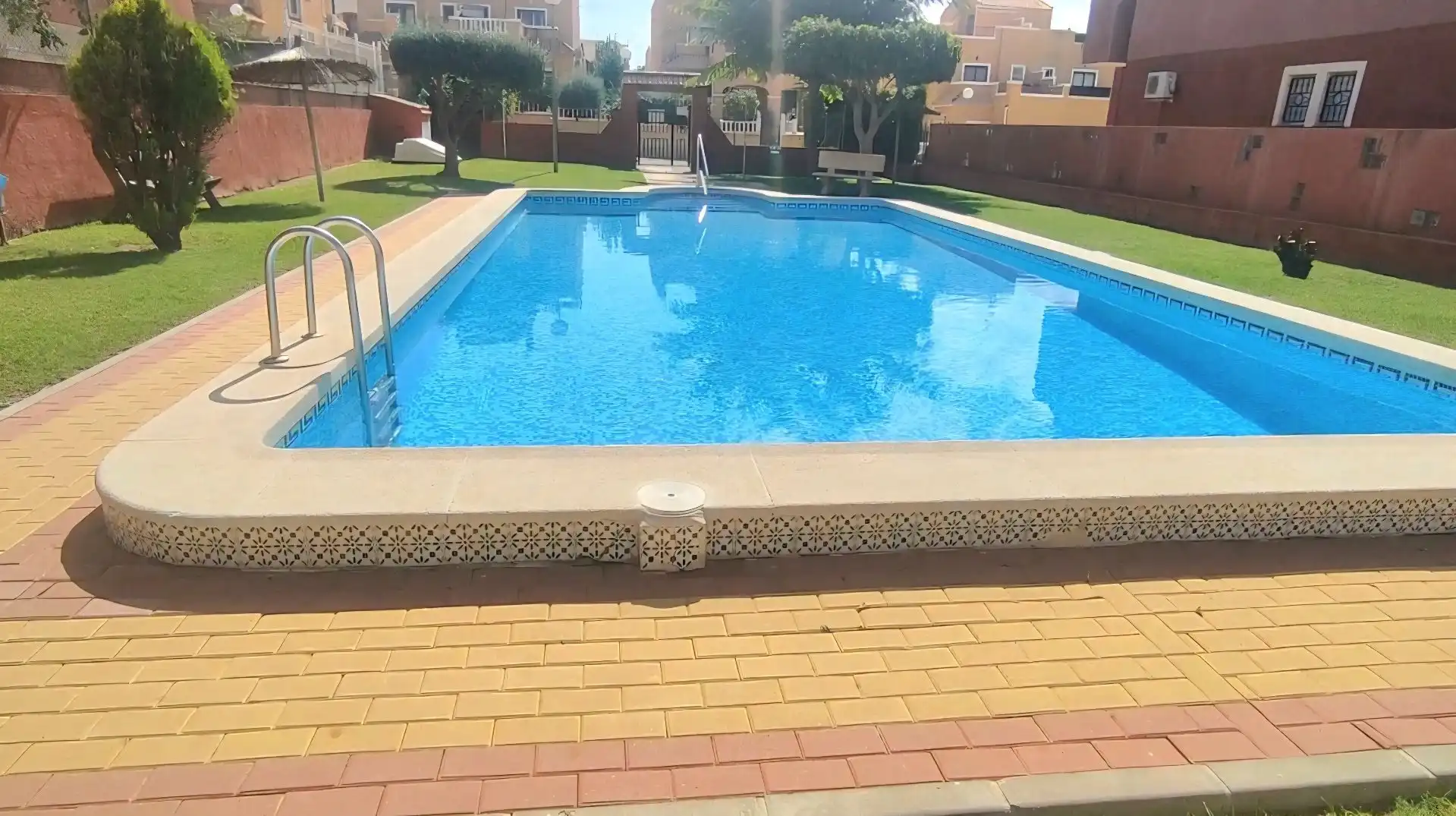 Schwimmbecken von Einfamilien-Reihenhaus zum Verkauf in Orihuela mit Klimaanlage, Terrasse und Möbliert