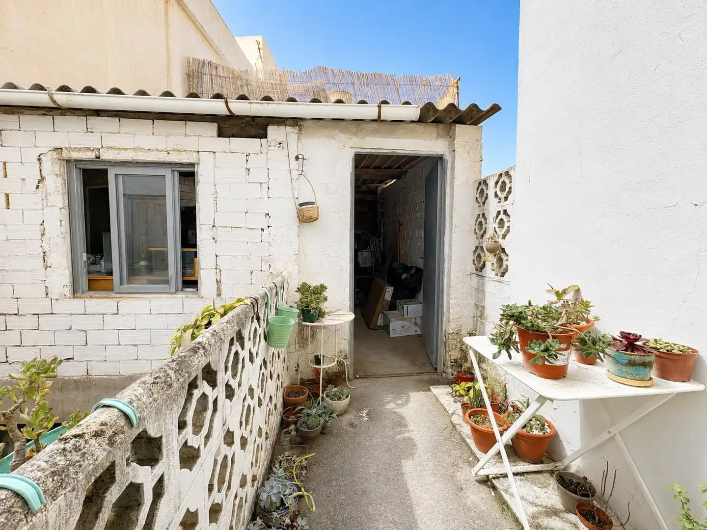 Exterior view of Flat for sale in Sueca  with Air Conditioner and Storage room