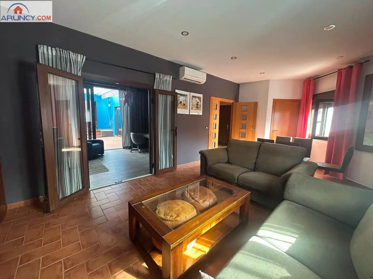 Sala d'estar de Casa adosada de lloguer en Alcalá de Guadaira amb Aire condicionat, Jardí privat i Terrassa