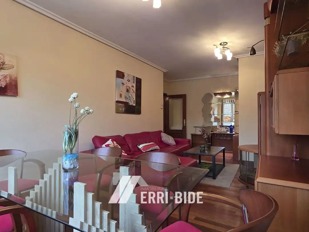 Sala de estar de Piso en venta en Mungia con Calefacción, Trastero y Balcón