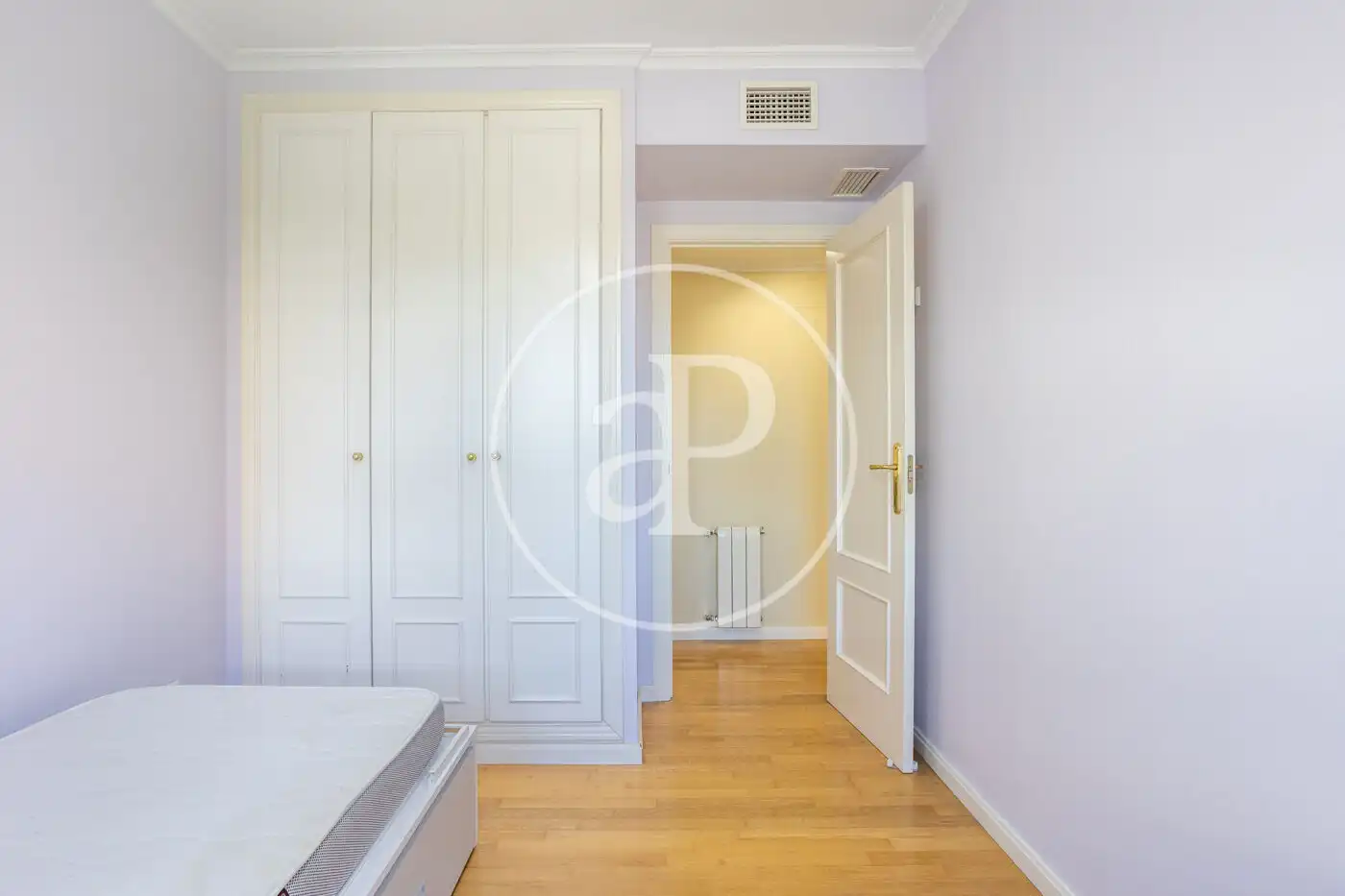 Schlafzimmer von Wohnung zur Miete in Valencia mit Klimaanlage, Heizung und Privatgarten