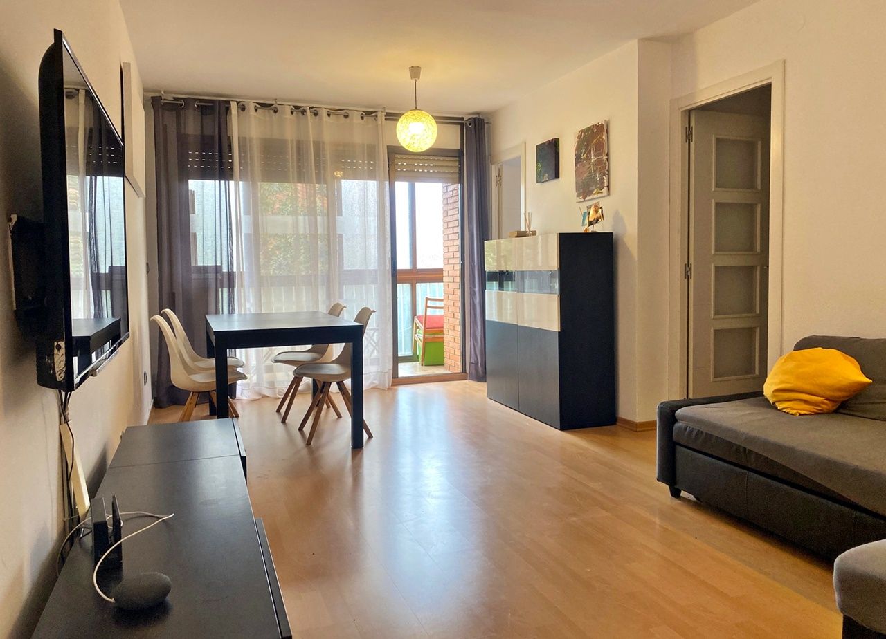 Sala d'estar de Pis en venda en Santa Coloma de Gramenet amb Parquet, Forn i Balcó