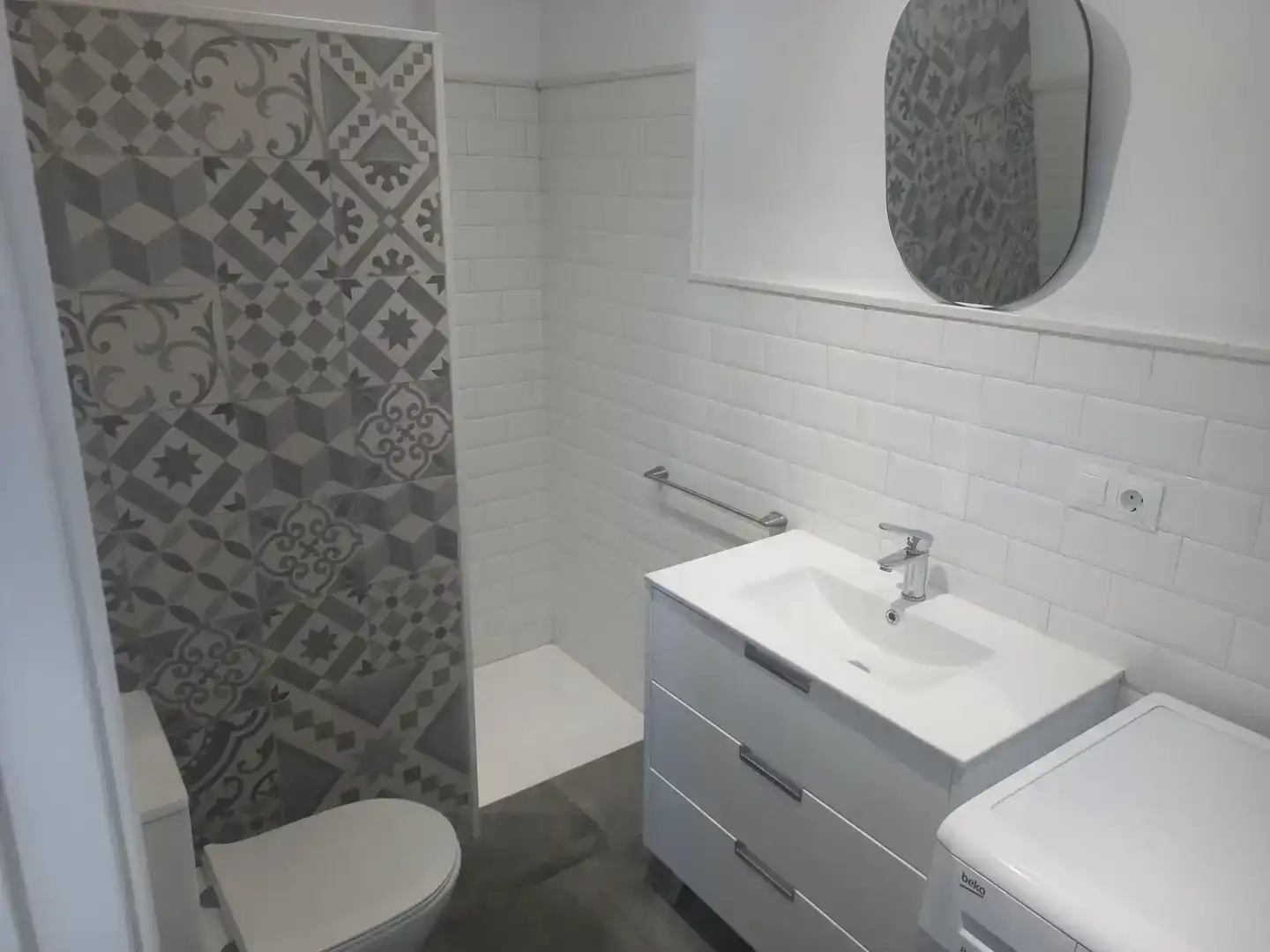 Badezimmer von Wohnungen zur Miete in Cabra mit Klimaanlage, Ofen und Waschmaschine
