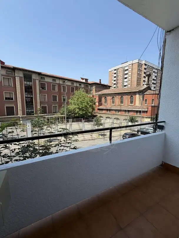 Außenansicht von Wohnung zum Verkauf in Bilbao  mit Heizung und Balkon