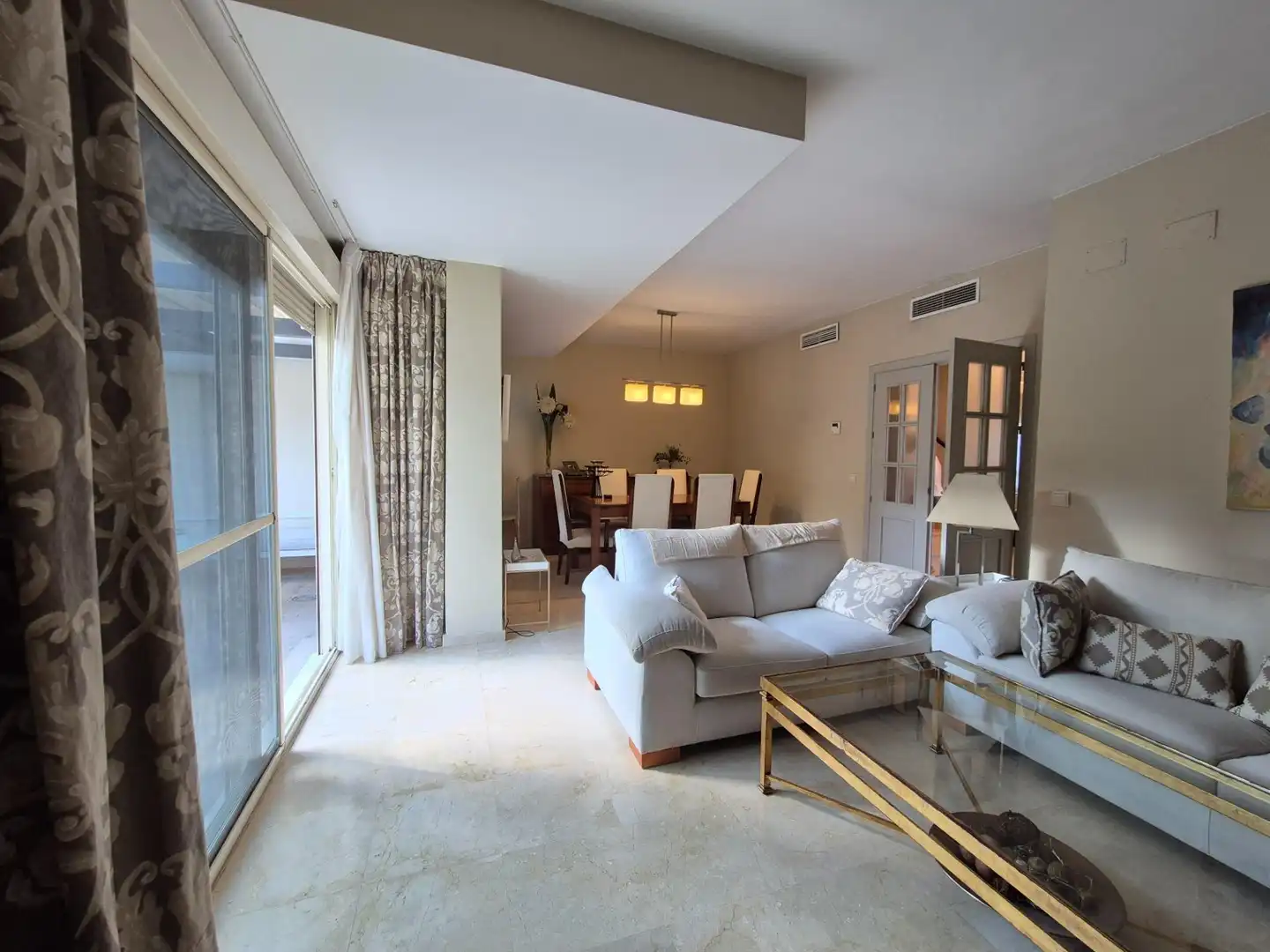 Sala de estar de Casa adosada de alquiler en Alcalá de Guadaira con Aire acondicionado, Calefacción y Jardín privado