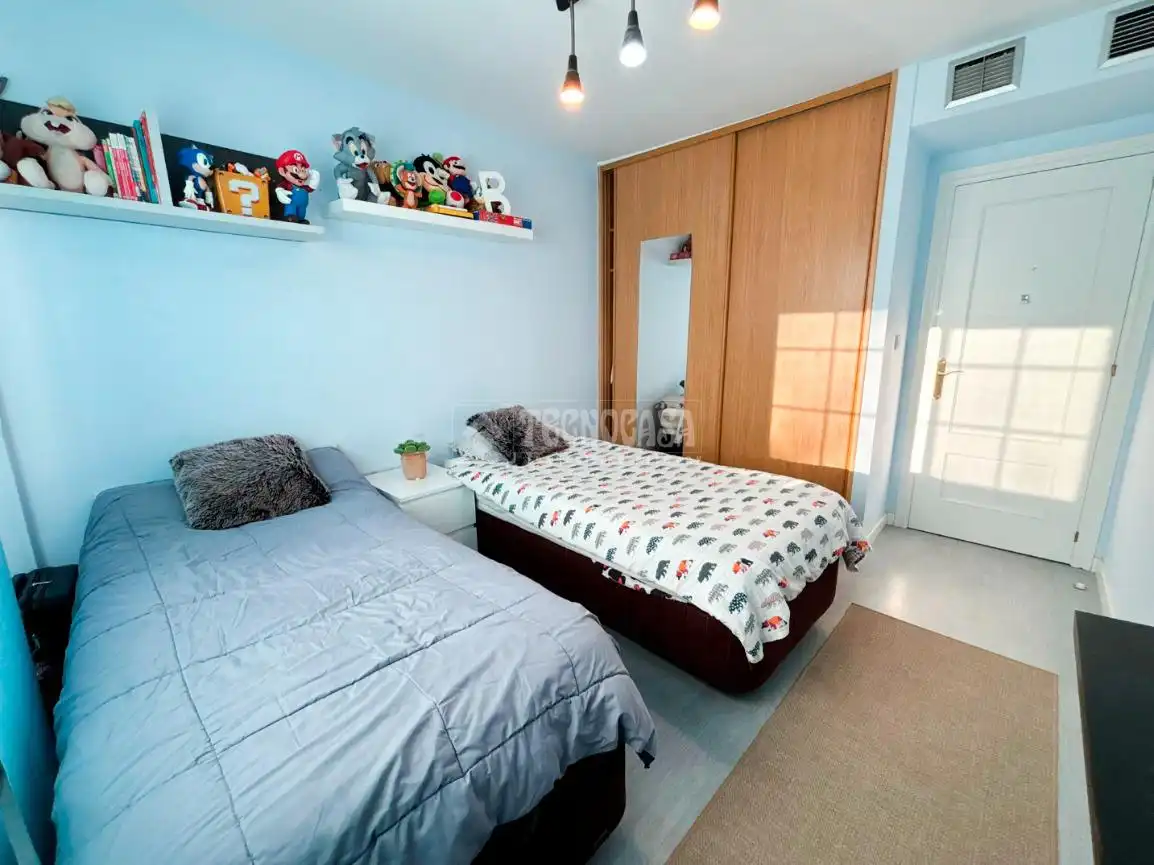 Habitación de Casa adosada en venta en Zaragoza con Aire acondicionado