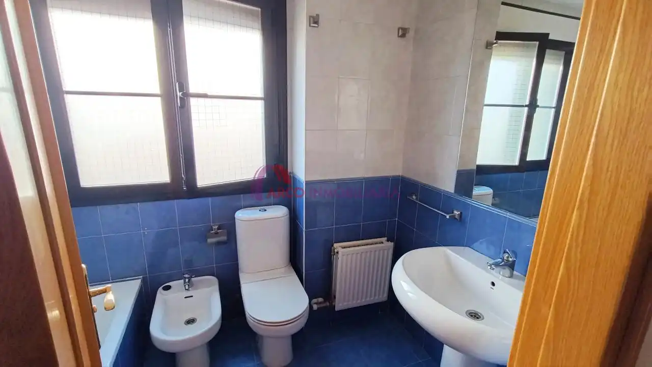Badezimmer von Einfamilien-Reihenhaus zum Verkauf in Cardeñadijo mit Heizung, Privatgarten und Terrasse