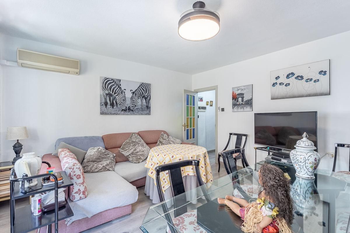 Living room of Flat for sale in  Granada Capital  with Air Conditioner and Balcony