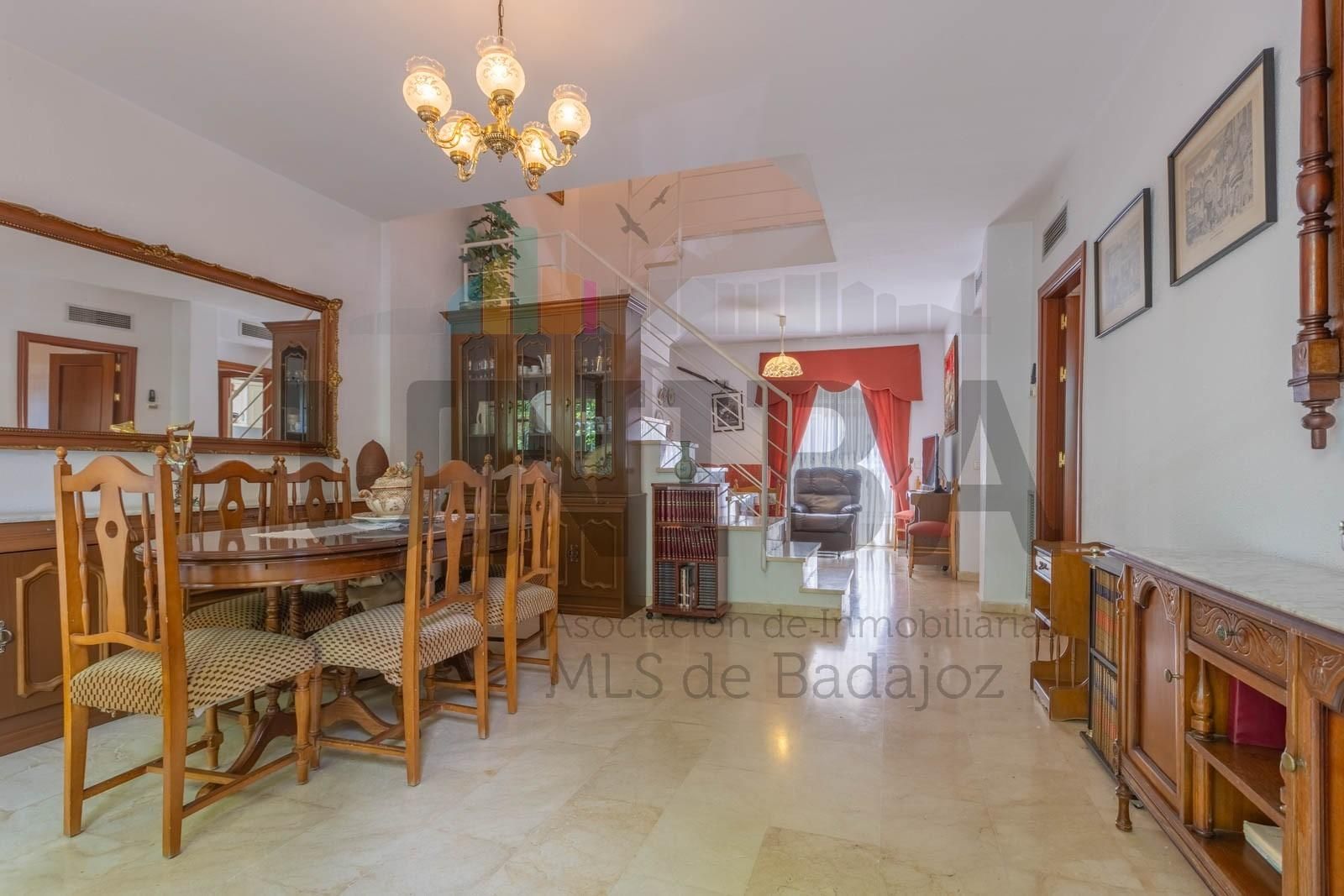 Dining room of Single-family semi-detached for sale in Badajoz Capital  with Terrace and Balcony