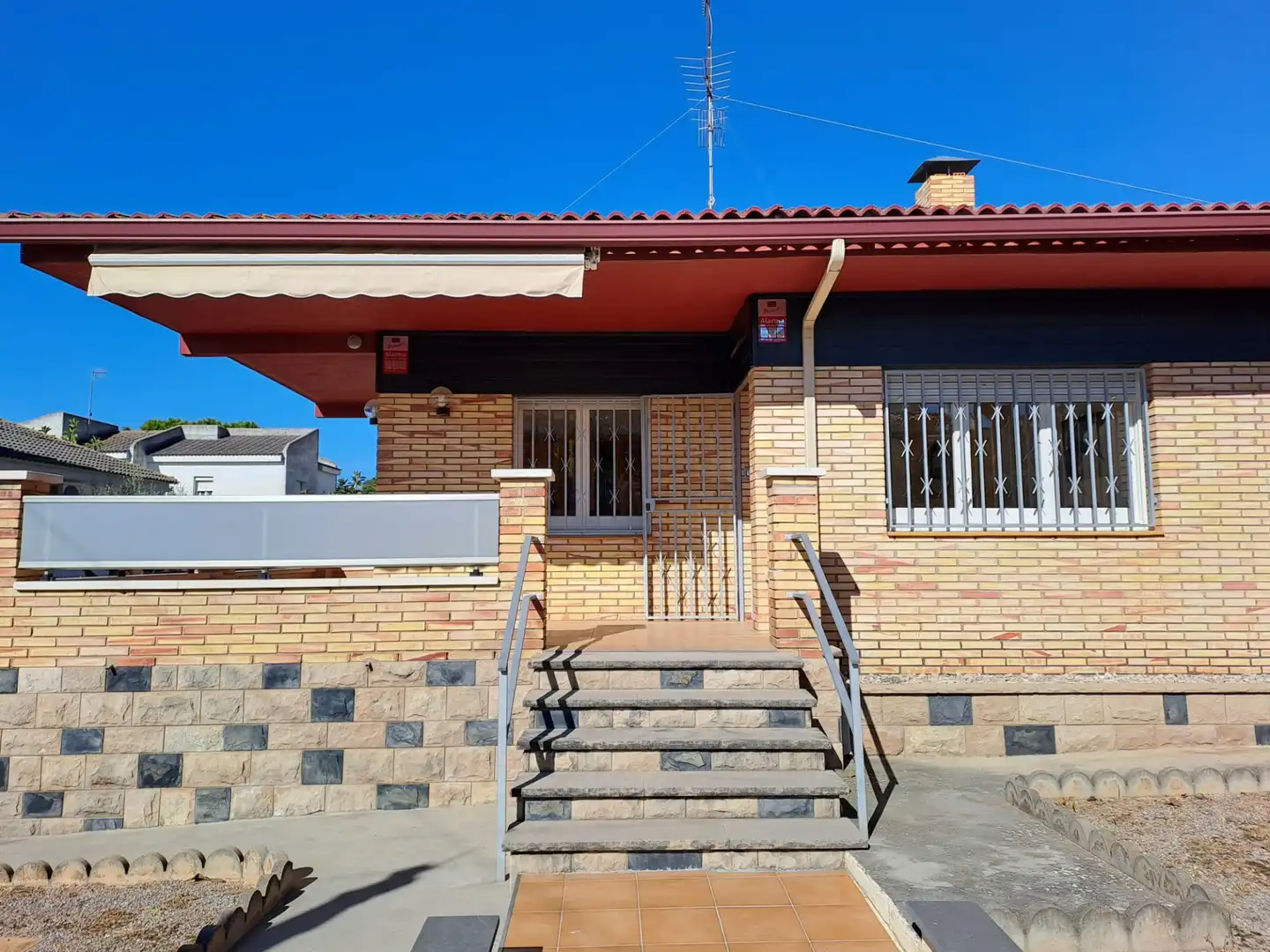 Außenansicht von Haus oder Chalet zum Verkauf in Cunit mit Klimaanlage, Privatgarten und Terrasse