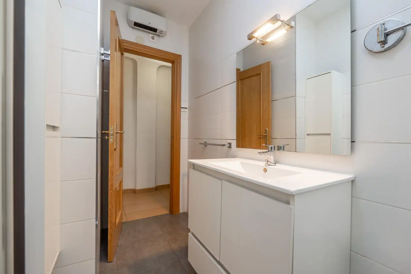 Badezimmer von Wohnung zum Verkauf in Granada mit Klimaanlage