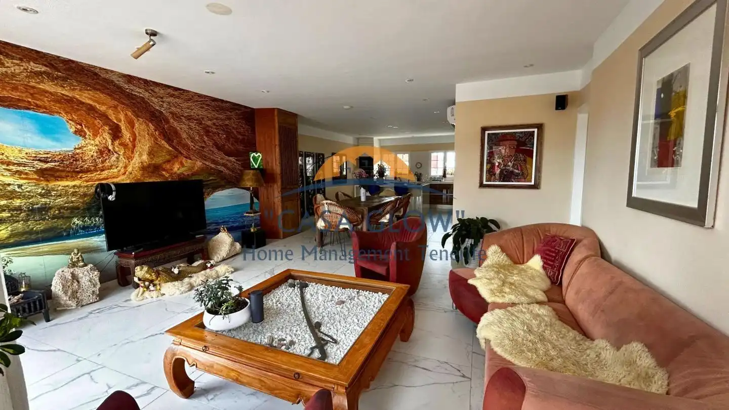 Wohnzimmer von Einfamilien-Reihenhaus zum Verkauf in Guía de Isora mit Klimaanlage, Heizung und Terrasse