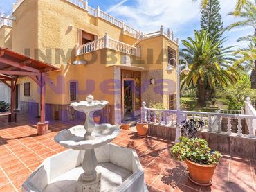 Detached house with balcony for sale in Paseo de los Robles 15