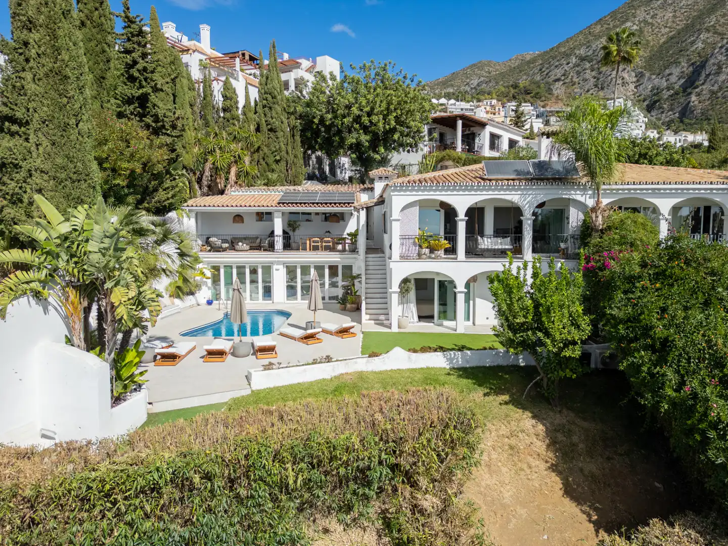 Vista exterior de Casa adosada en venda en Istán amb Aire condicionat, Jardí privat i Terrassa