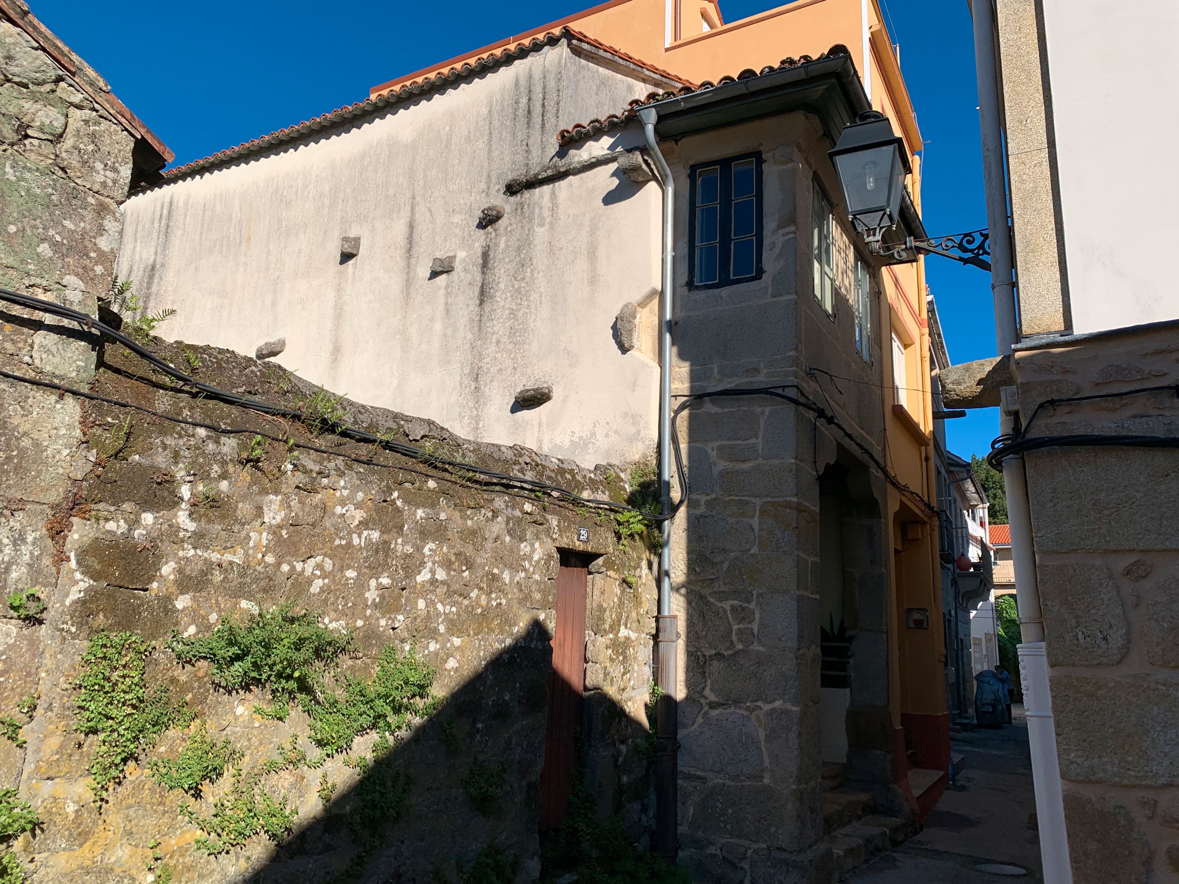 Vista exterior de Casa adosada en venda en Muros amb Jardí privat i Moblat