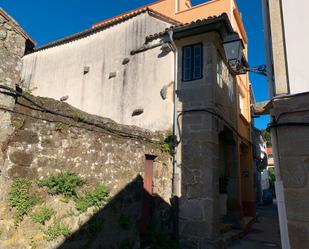 Vista exterior de Casa adosada en venda en Muros amb Jardí privat i Moblat