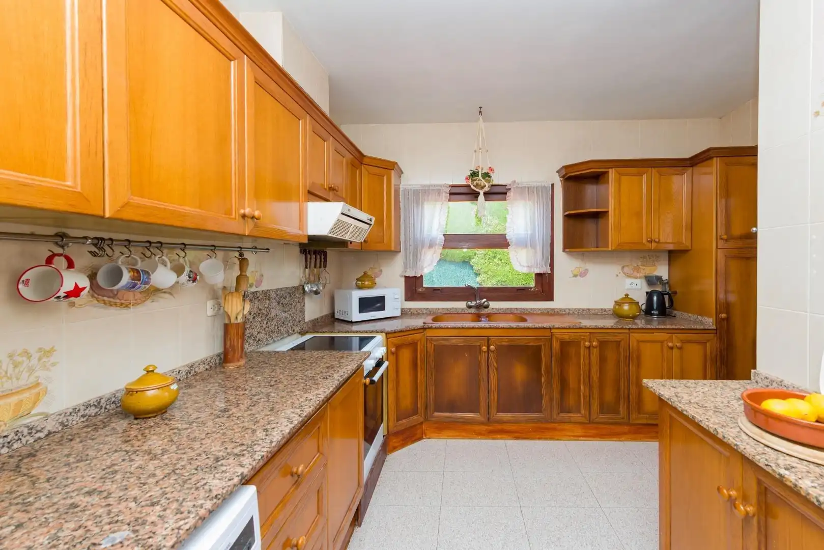 Cuina de Casa o xalet en venda en Benicasim / Benicàssim amb Jardí privat, Terrassa i Traster