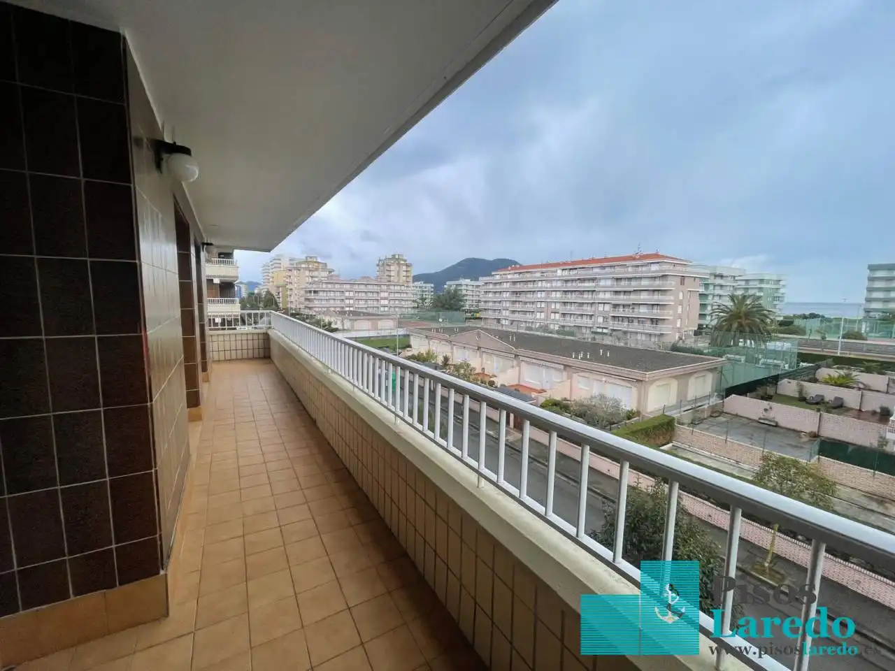 Vista exterior de Pis en venda en Laredo amb Calefacció, Terrassa i Piscina comunitària