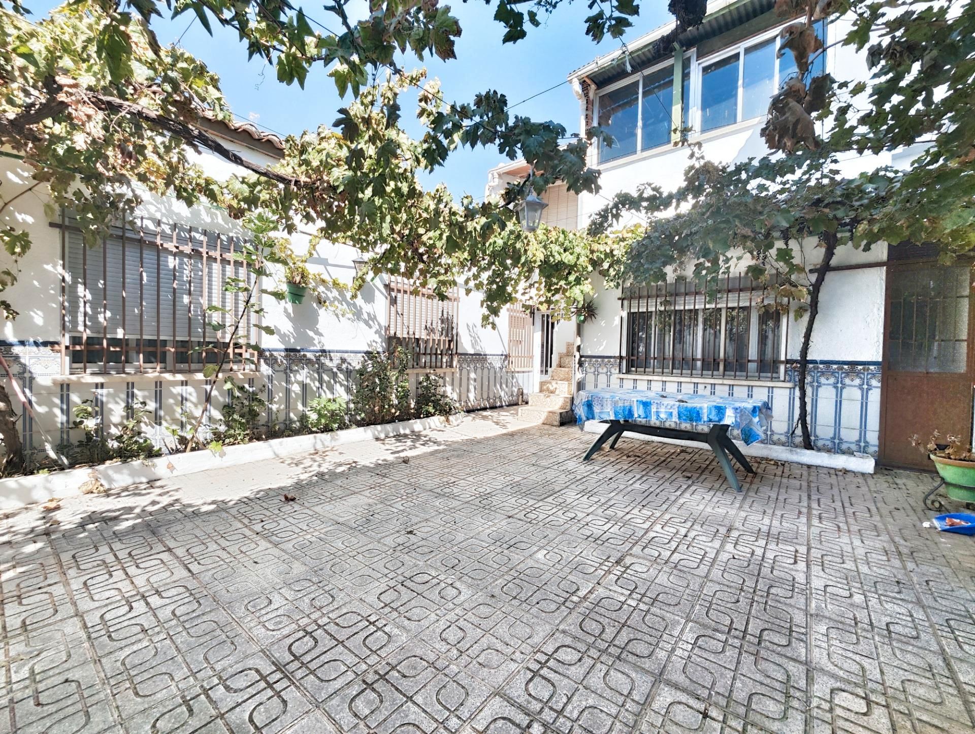 Vista exterior de Casa o xalet en venda en Argamasilla de Calatrava amb Aire condicionat, Calefacció i Terrassa