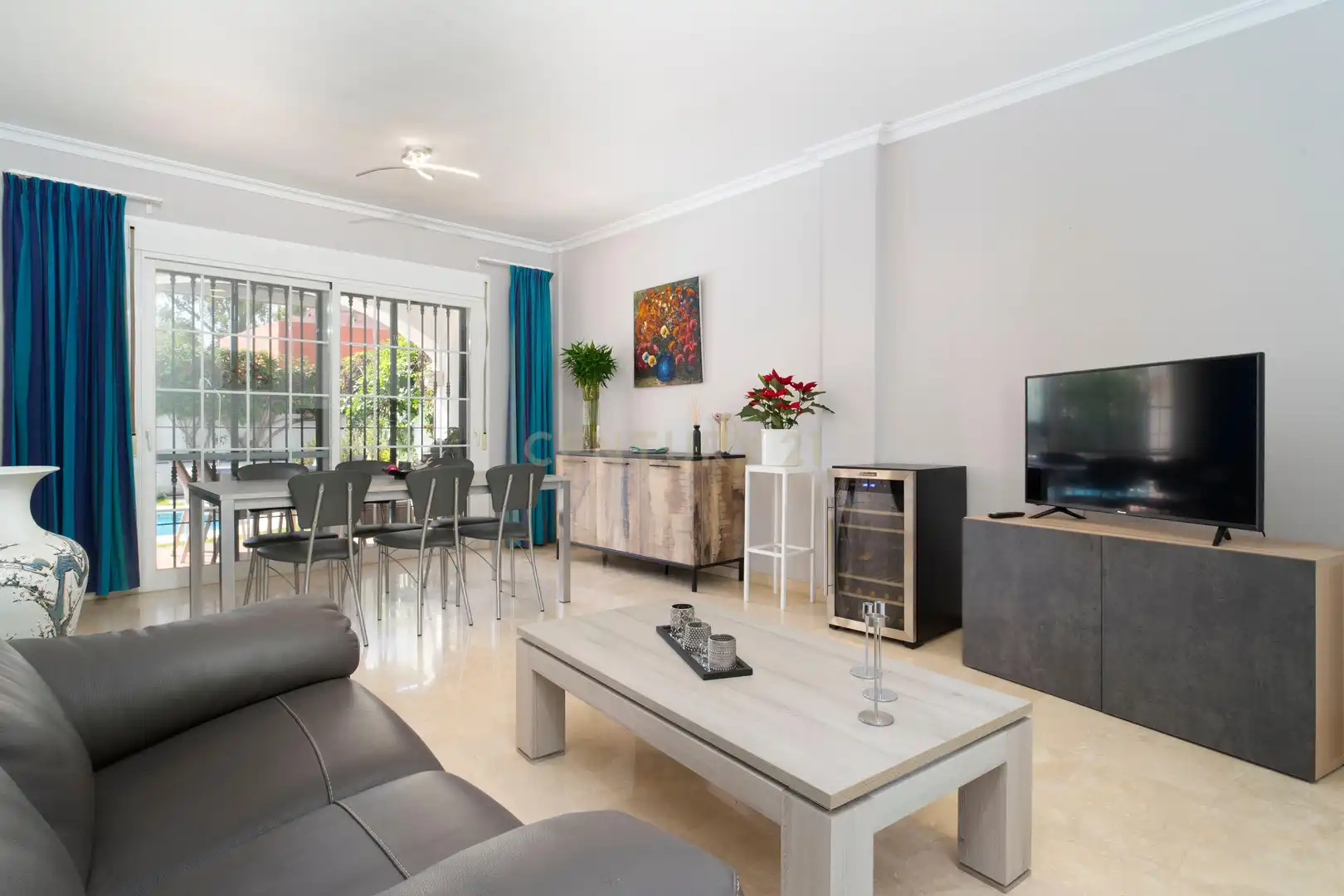 Sala d'estar de Casa o xalet en venda en Fuengirola amb Aire condicionat, Jardí privat i Traster
