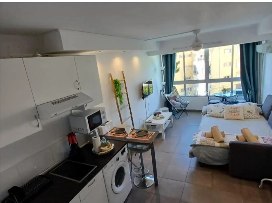 Sala d'estar de Estudi en venda en Estepona amb Aire condicionat, Calefacció i Moblat