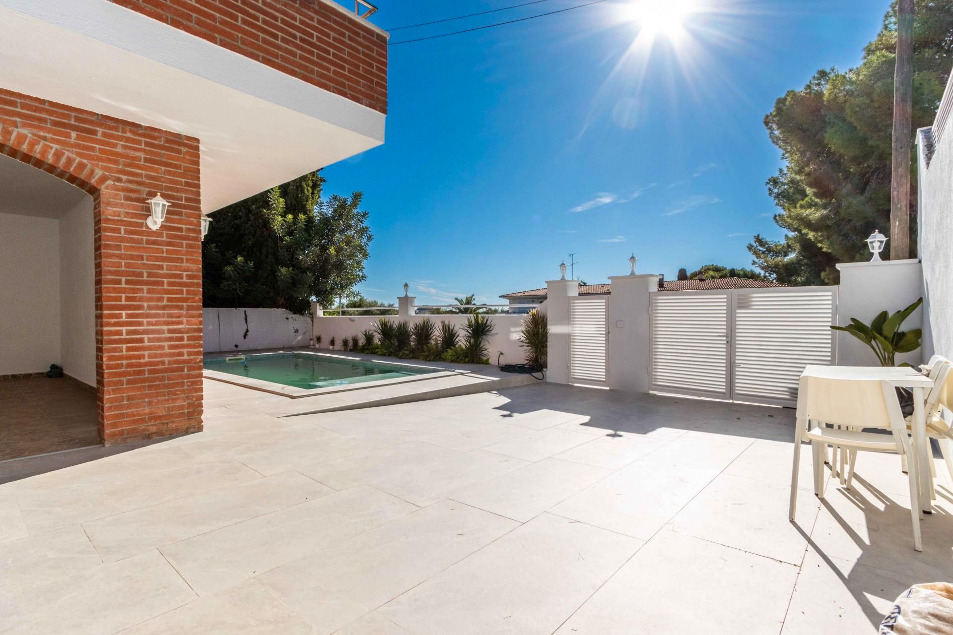 Terrassa de Casa o xalet en venda en Cunit amb Jardí privat i Piscina