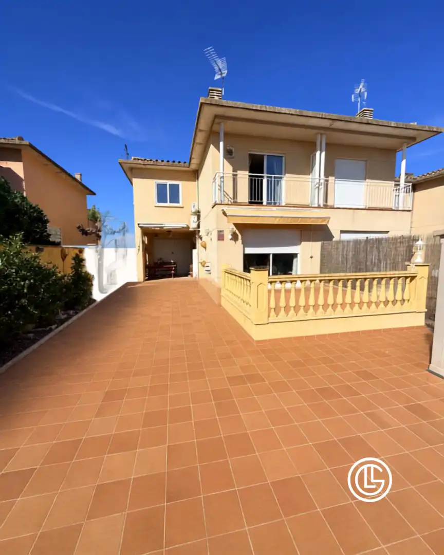 Vista exterior de Casa adosada en venda en Vila-sacra amb Calefacció, Jardí privat i Terrassa