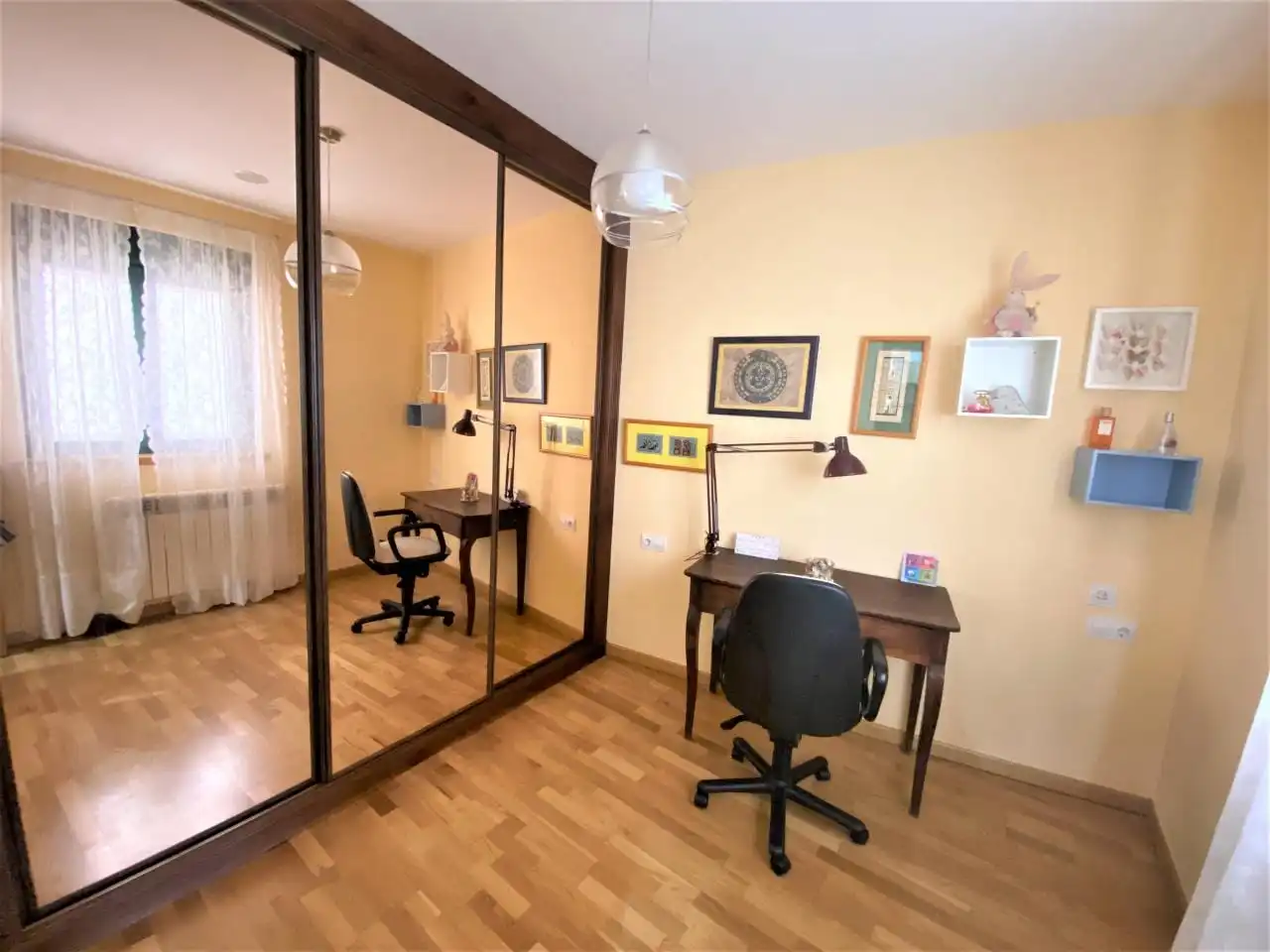 Dormitori de Apartament de lloguer en León Capital  amb Calefacció, Parquet i Moblat