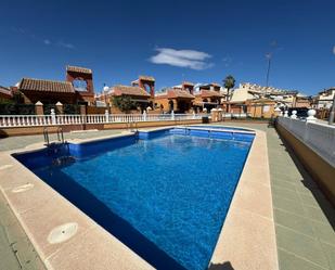 Piscina de Casa adosada en venda en Torrevieja amb Aire condicionat, Calefacció i Jardí privat