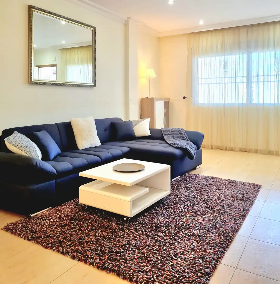 Wohnzimmer von Einfamilien-Reihenhaus zur Miete in Torrevieja mit Klimaanlage, Heizung und Privatgarten