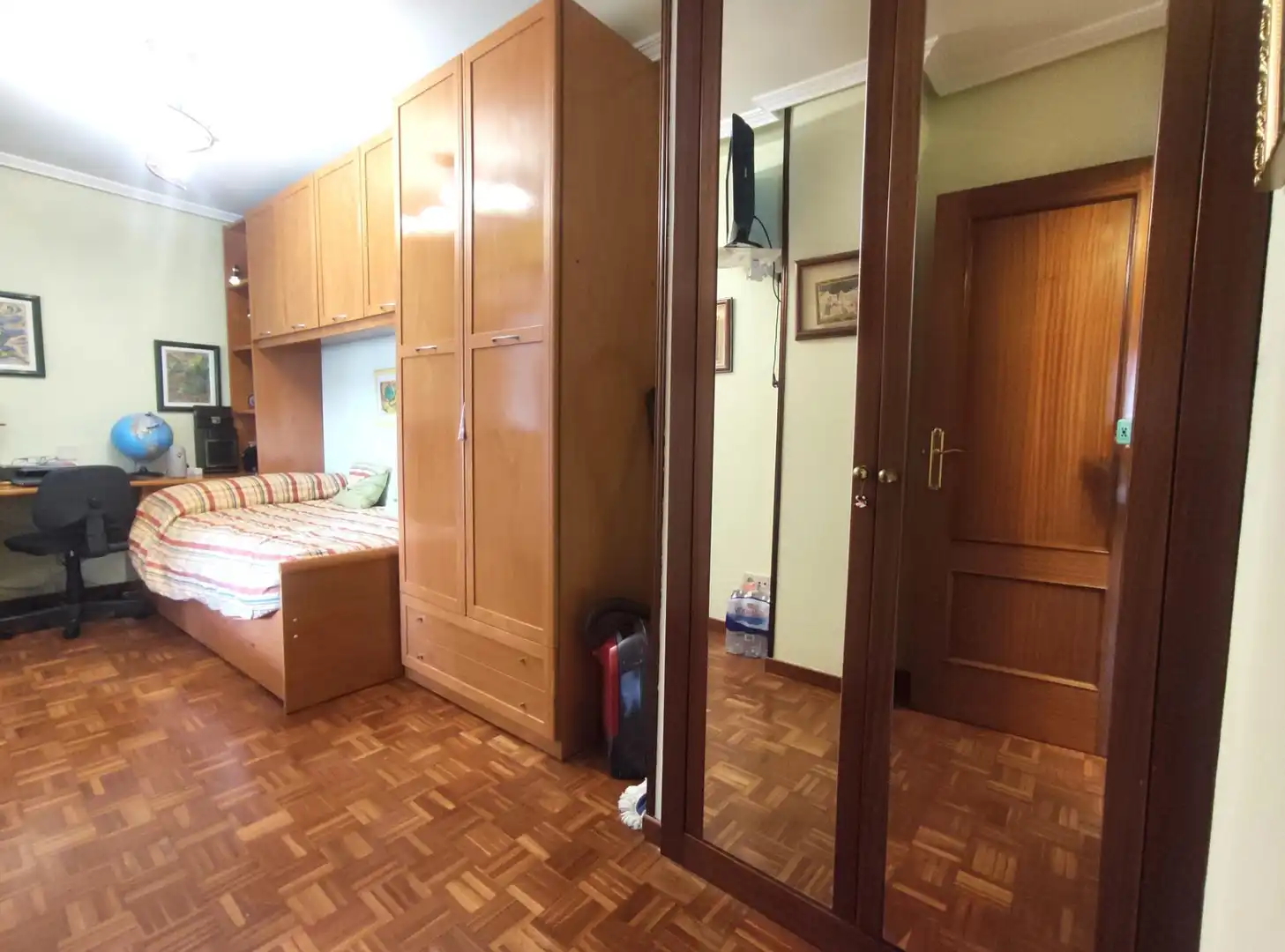 Dormitori de Casa adosada en venda en Alfoz de Quintanadueñas amb Calefacció, Parquet i Terrassa