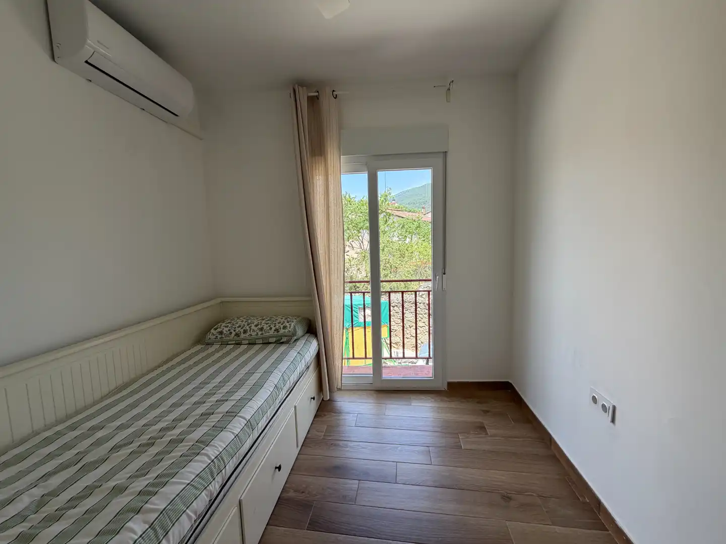 Habitación de Casa adosada en venta en Sotillo de la Adrada con Aire acondicionado, Terraza y Amueblado