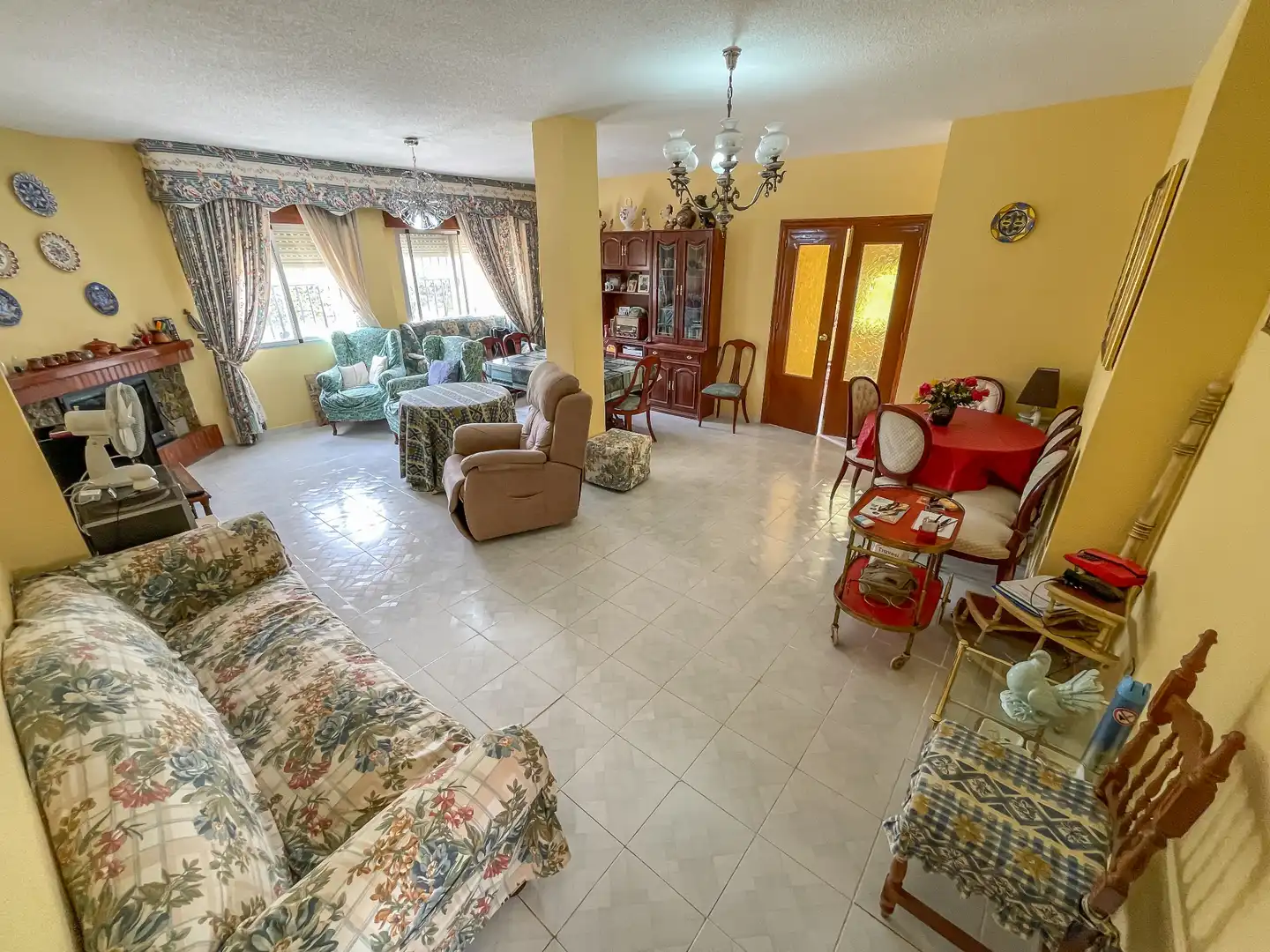 Sala d'estar de Casa o xalet en venda en Villa de Otura amb Jardí privat, Terrassa i Piscina