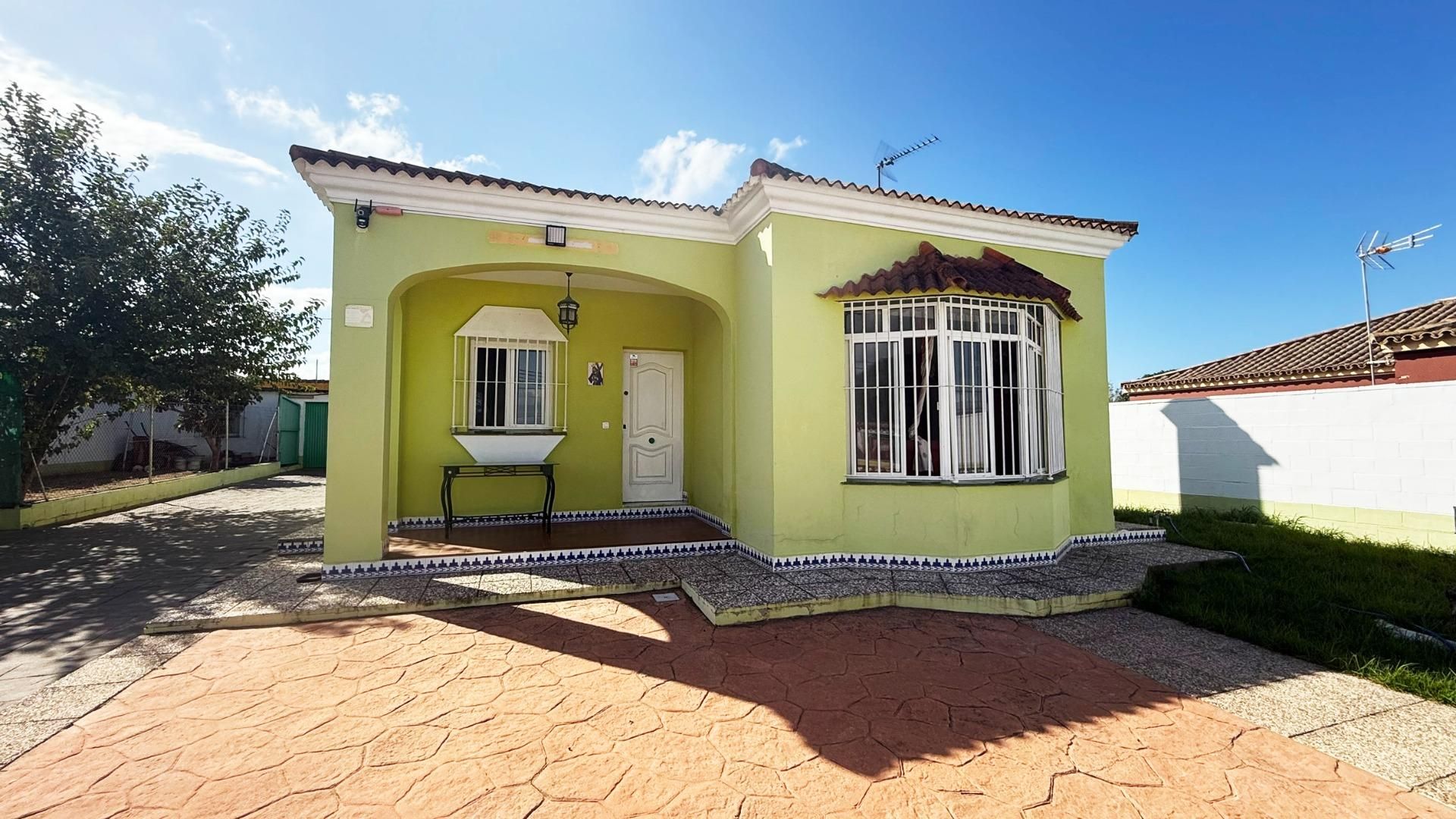 Exterior view of House or chalet for sale in Chiclana de la Frontera  with Private garden, Terrace and Storage room