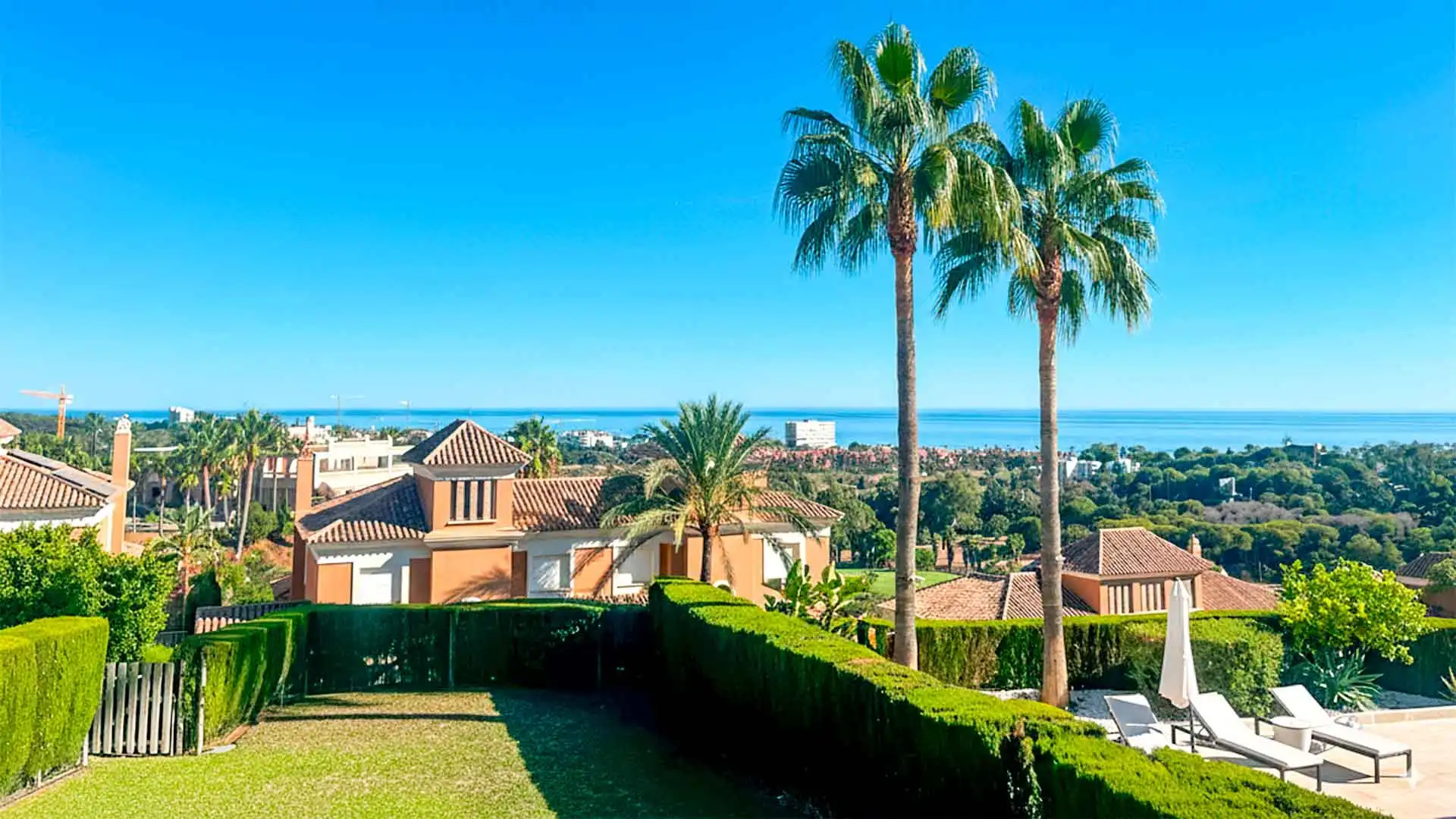Vista exterior de Casa adosada en venda en Marbella amb Aire condicionat, Jardí privat i Terrassa