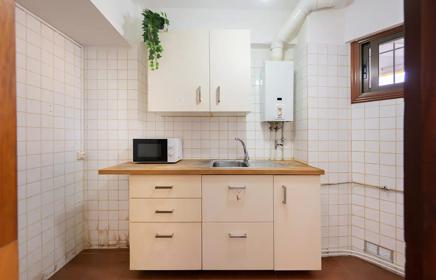 Küche von Wohnung zum Verkauf in Oleiros mit Terrasse, Abstellraum und Mikrowelle