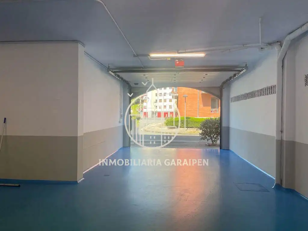 Parkplatz von Garage zum Verkauf in Aia